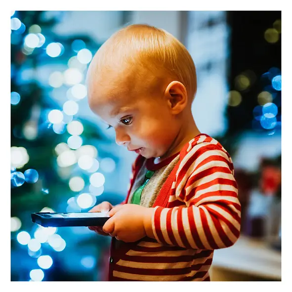 Kleinkind mit Telefon