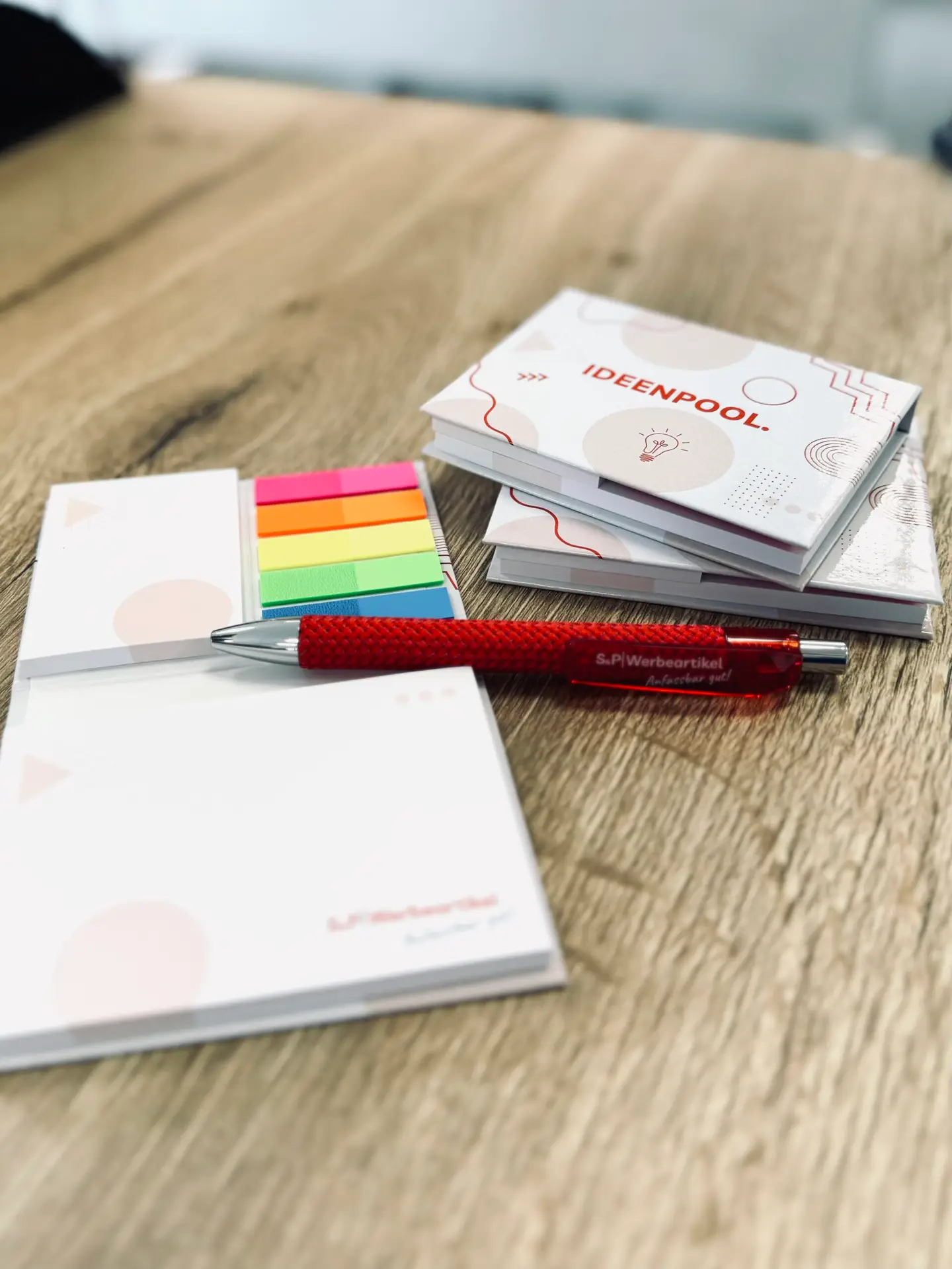 Post-it mit Kugelschreiber