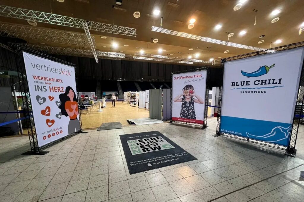 Messe Foto mit großen Aufsteller